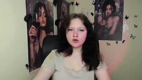 Snapshot of _foxy_lady chatting on April 7, 6:14 am Alice online show from April 7, 6:14 am