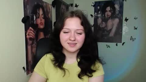 Snapshot of _foxy_lady chatting on April 10, 7:13 am Alice online show from April 10, 7:13 am
