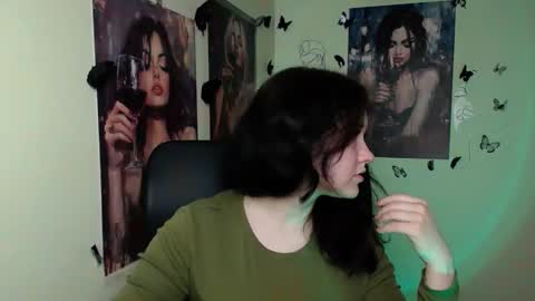 Snapshot of _foxy_lady chatting on April 11, 6:07 am Alice online show from April 11, 6:07 am