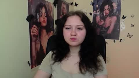 Snapshot of _foxy_lady chatting on April 13, 6:19 am Alice online show from April 13, 6:19 am