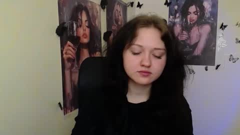 Snapshot of _foxy_lady chatting on April 17, 6:05 am Alice online show from April 17, 6:05 am