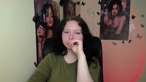Snapshot of _foxy_lady chatting on April 18, 6:39 am Alice online show from April 18, 6:39 am