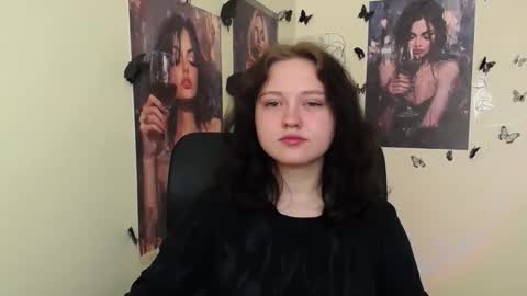 Snapshot of _foxy_lady chatting on April 20, 6:05 am Alice online show from April 20, 6:05 am