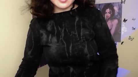 Snapshot of _foxy_lady chatting on April 21, 6:31 am Alice online show from April 21, 6:31 am