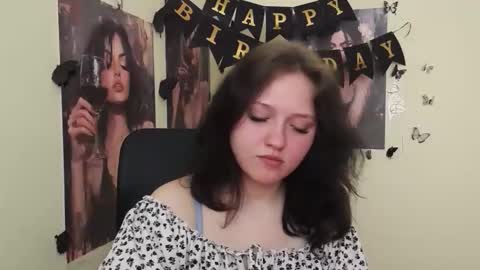 Snapshot of _foxy_lady chatting on May 1, 6:29 am Alice online show from May 1, 6:29 am