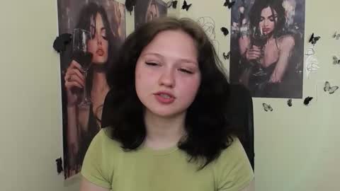 Snapshot of _foxy_lady chatting on May 5, 6:21 am Alice online show from May 5, 6:21 am
