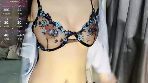 Snapshot of _iuiu_ chatting on December 4, 7:06 am UU online show from December 4, 7:06 am