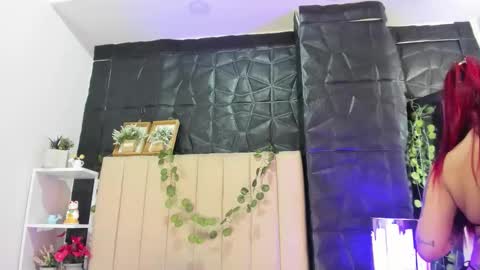 Mia online show from December 4, 2:59 pm