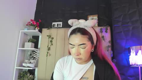 Mia online show from February 4, 1:06 pm