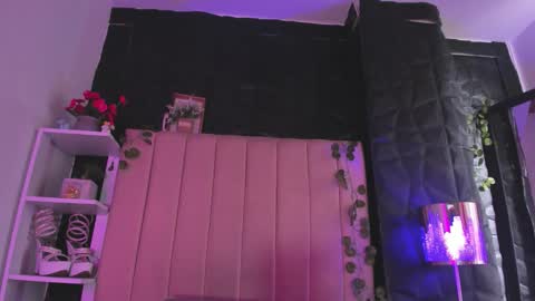 Mia online show from February 20, 1:44 pm