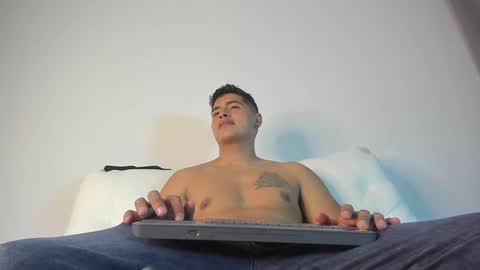 Snapshot of _juanes__ chatting on December 18, 12:21 am _juanes__ online show from December 18, 12:21 am