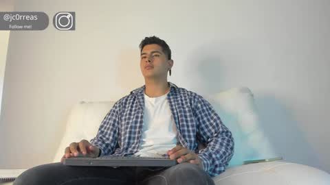 Snapshot of _juanes__ chatting on December 18, 6:25 pm _juanes__ online show from December 18, 6:25 pm