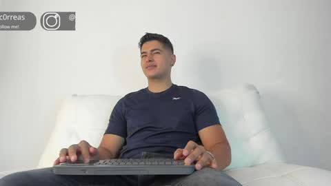 Snapshot of _juanes__ chatting on December 24, 2:54 pm _juanes__ online show from December 24, 2:54 pm