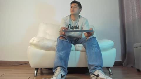 Snapshot of _juanes__ chatting on January 3, 6:35 pm _juanes__ online show from January 3, 6:35 pm