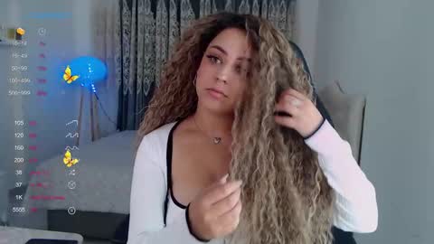 Snapshot of _just_a_queen_3 chatting on November 14, 4:28 pm _just_a_queen_3 online show from November 14, 4:28 pm