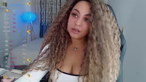 Snapshot of _just_a_queen_3 chatting on November 15, 11:07 am _just_a_queen_3 online show from November 15, 11:07 am