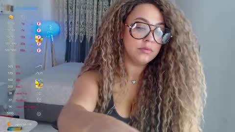 Snapshot of _just_a_queen_3 chatting on November 16, 7:14 am _just_a_queen_3 online show from November 16, 7:14 am