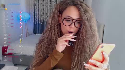 Snapshot of _just_a_queen_3 chatting on November 18, 11:47 am _just_a_queen_3 online show from November 18, 11:47 am