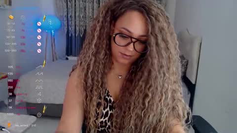 Snapshot of _just_a_queen_3 chatting on November 19, 5:13 pm _just_a_queen_3 online show from November 19, 5:13 pm