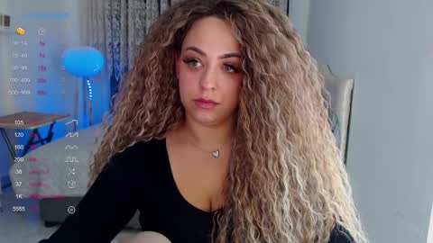 Snapshot of _just_a_queen_3 chatting on December 4, 9:40 am _just_a_queen_3 online show from December 4, 9:40 am