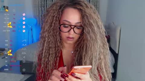 Snapshot of _just_a_queen_3 chatting on December 16, 9:03 am _just_a_queen_3 online show from December 16, 9:03 am