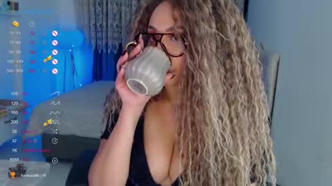 Snapshot of _just_a_queen_3 chatting on December 19, 5:09 pm _just_a_queen_3 online show from December 19, 5:09 pm