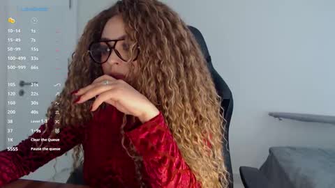 Snapshot of _just_a_queen_3 chatting on February 27, 9:09 am _just_a_queen_3 online show from February 27, 9:09 am