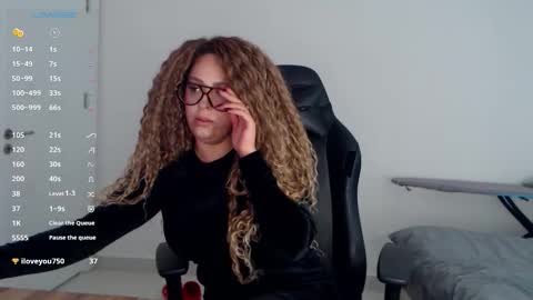 Snapshot of _just_a_queen_3 chatting on March 8, 9:02 am _just_a_queen_3 online show from March 8, 9:02 am