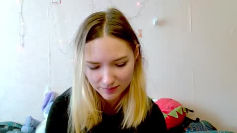 _kikiclark_ online show from September 19, 9:11 am