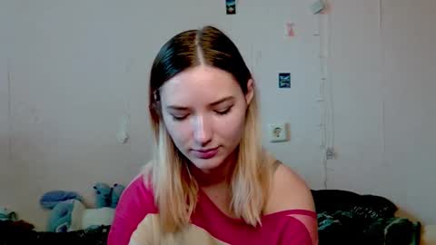 _kikiclark_ online show from October 12, 8:35 am