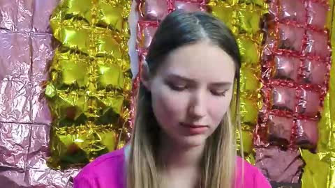 _kikiclark_ online show from March 16, 5:17 pm