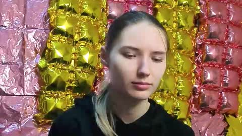 _kikiclark_ online show from March 19, 4:33 pm