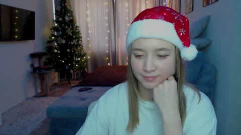 _lalune_ online show from December 15, 9:03 am