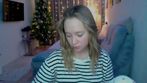 _lalune_ online show from December 17, 8:43 pm