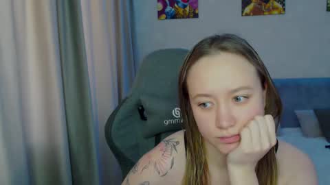 _lalune_ online show from February 10, 6:31 am