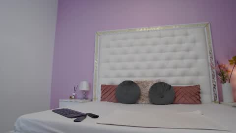 Snapshot of _lenapaul_ chatting on December 5, 4:54 am Lena Paul online show from December 5, 4:54 am