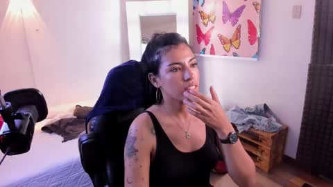 Snapshot of _lili_rose chatting on December 16, 12:26 am Lili online show from December 16, 12:26 am