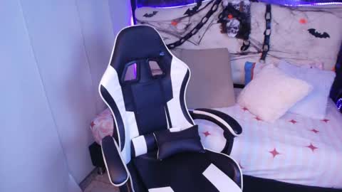 Snapshot of _lilly_miller chatting on October 31, 1:23 pm Liily online show from October 31, 1:23 pm