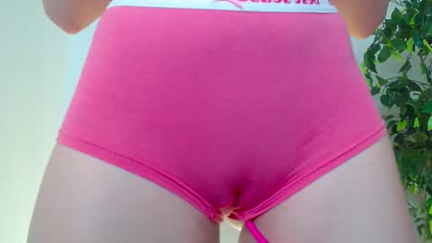 Snapshot of _little_misss chatting on October 7, 9:28 am Mila  online show from October 7, 9:28 am
