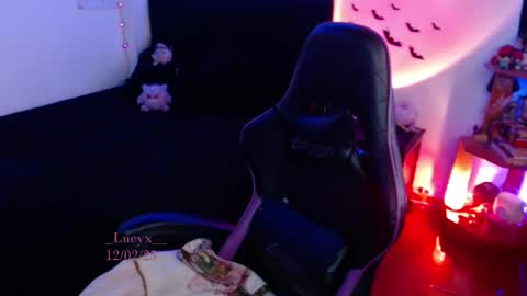 Queen.  Help me reach 100 thumbs up  online show from February 12, 9:33 pm