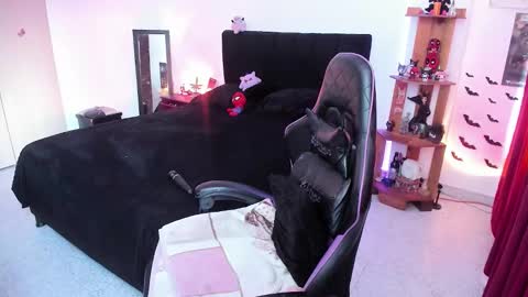 Queen.  Help me reach 100 thumbs up  online show from January 15, 8:56 pm