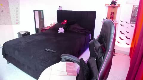 Queen.  Help me reach 100 thumbs up  online show from February 3, 5:18 pm