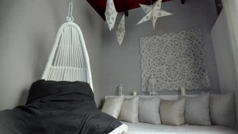 Snapshot of _luna_dupont_ chatting on February 2, 2:34 pm Luna online show from February 2, 2:34 pm