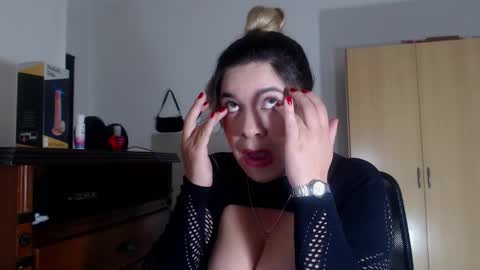 _lunagold_ online show from February 4, 2:01 pm