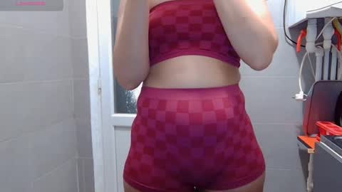 Snapshot of _mari___ chatting on June 17, 3:42 am Mari online show from June 17, 3:42 am