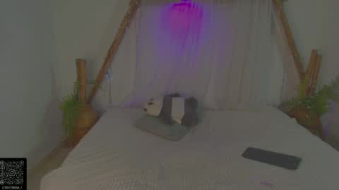 Mariana Fox online show from May 2, 11:15 am