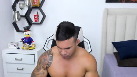 _matthew_santos_ online show from January 14, 12:00 am