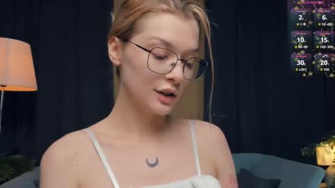 Snapshot of _medal_of_horny_ chatting on November 8, 10:59 am Elva and Kate online show from November 8, 10:59 am