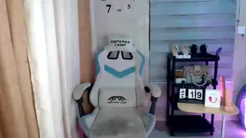 Snapshot of _mellyxxx chatting on February 19, 1:51 pm Melly online show from February 19, 1:51 pm