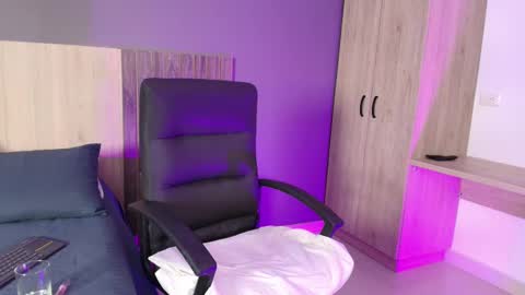 Snapshot of _miamiller_ chatting on February 18, 11:08 pm _miamiller_ online show from February 18, 11:08 pm